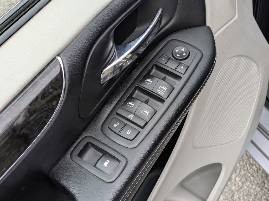 2016 Chrysler Town & Country Touring-L Anniversary Edition