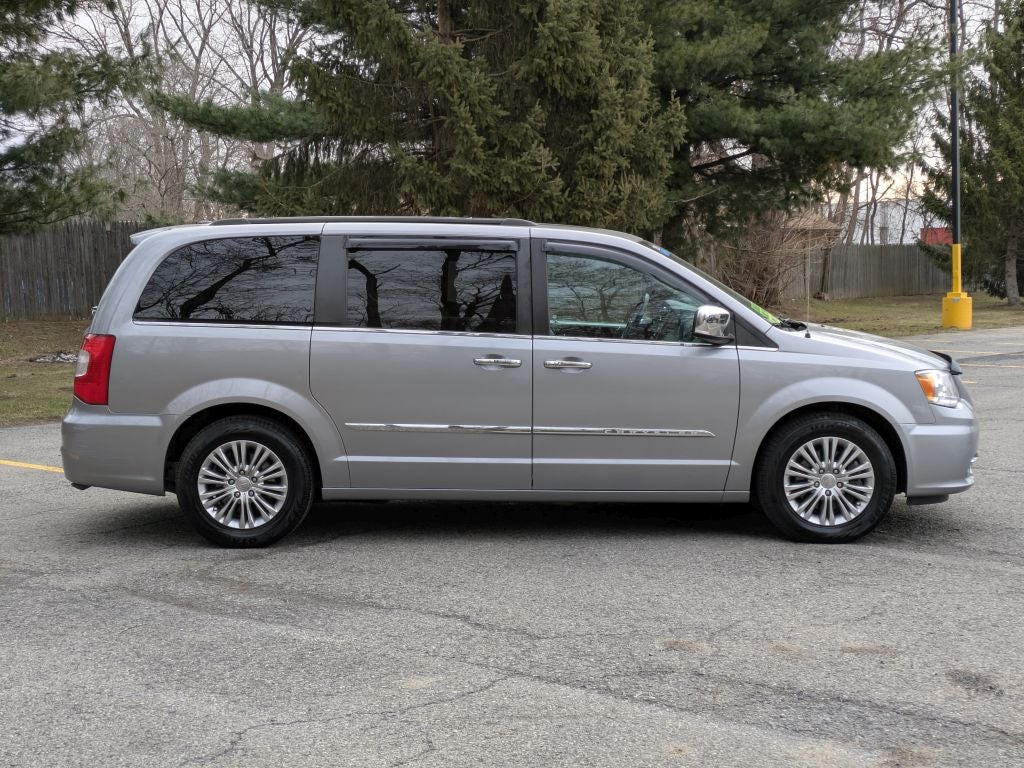2016 Chrysler Town & Country Touring-L Anniversary Edition