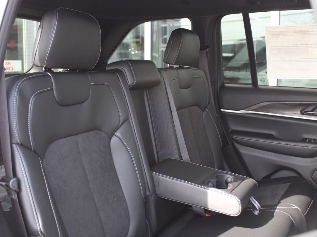 2026 Jeep Grand Cherokee Laredo Altitude