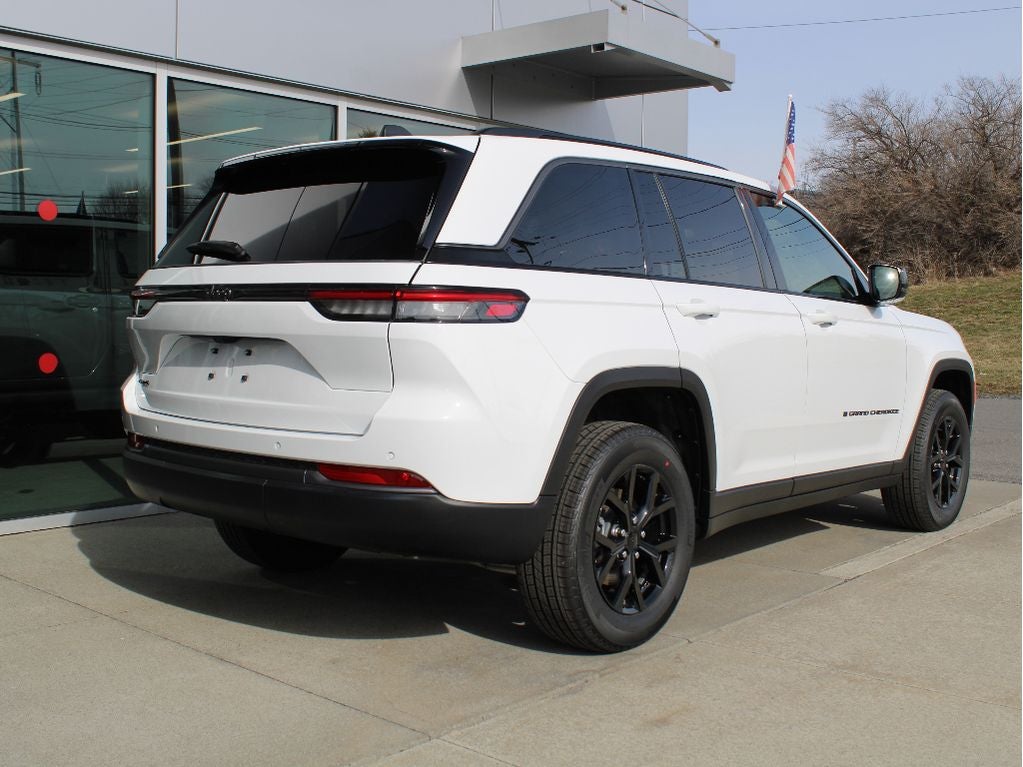 2026 Jeep Grand Cherokee Laredo Altitude