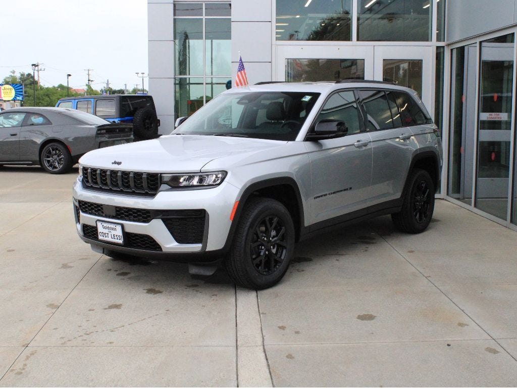 2026 Jeep Grand Cherokee Laredo Altitude