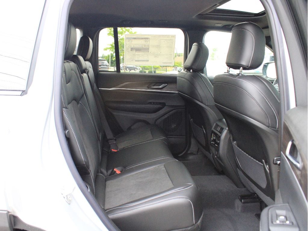 2026 Jeep Grand Cherokee Laredo Altitude