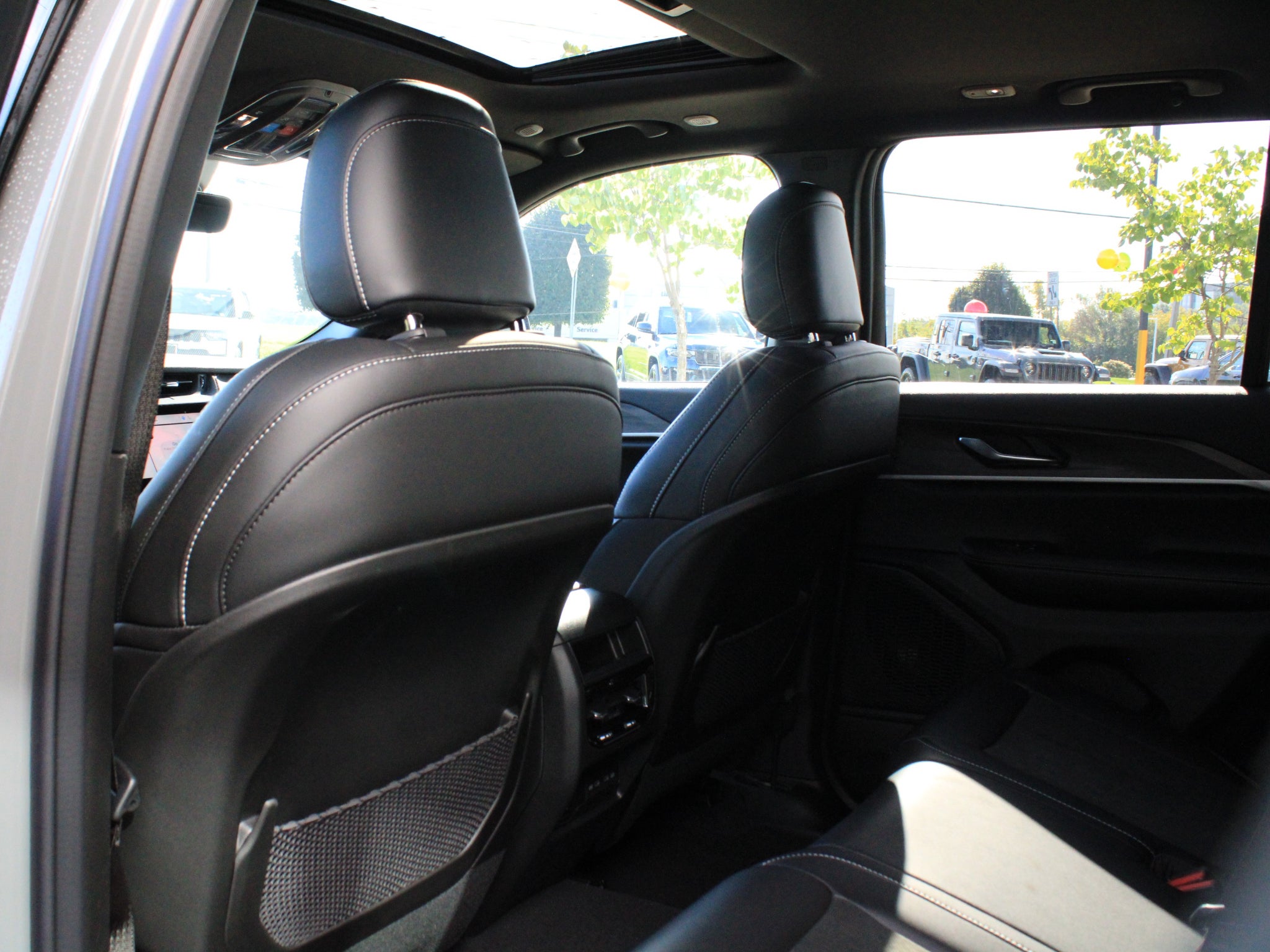 2027 Jeep Grand Cherokee Laredo Altitude