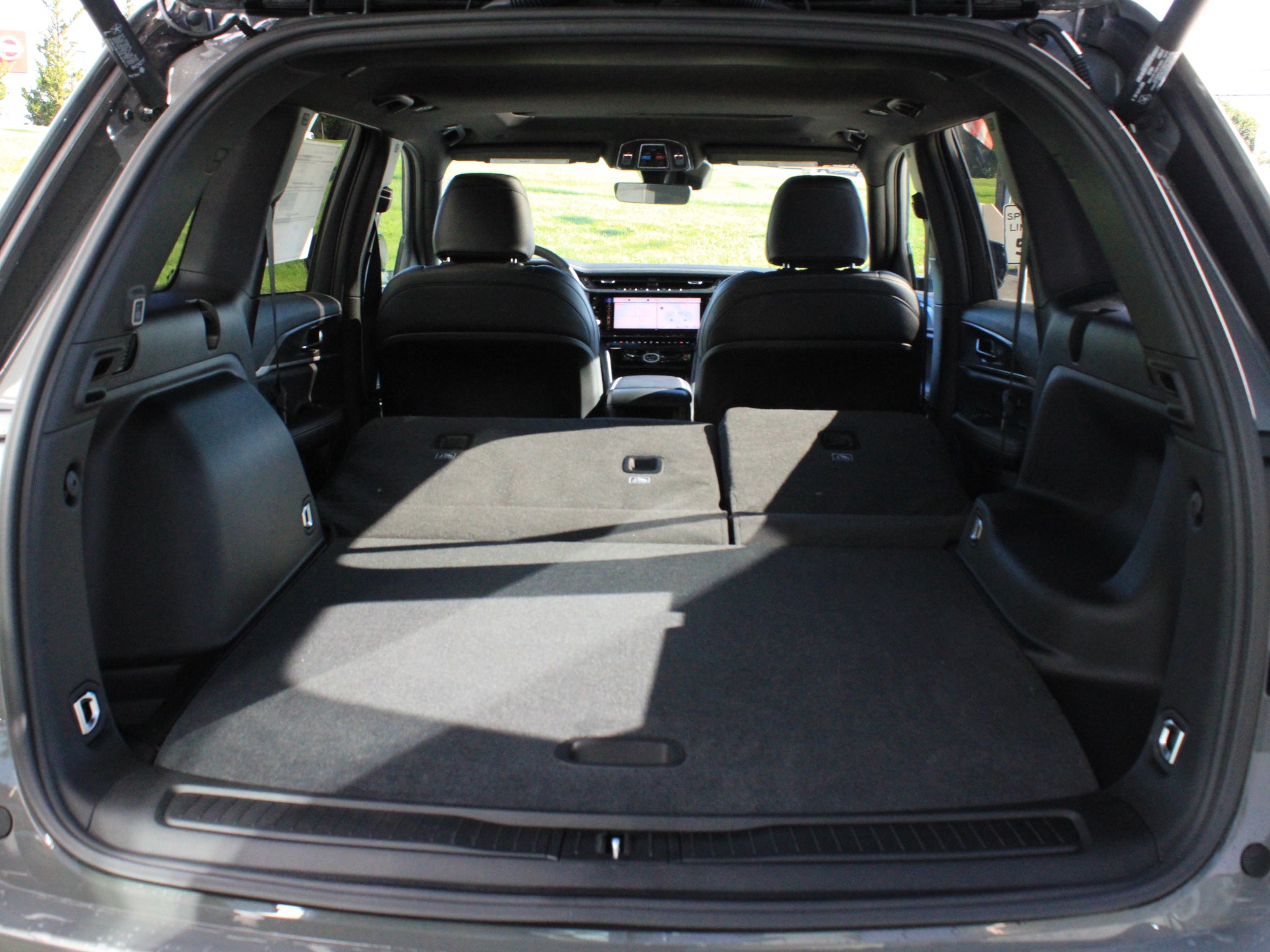 2027 Jeep Grand Cherokee Laredo Altitude