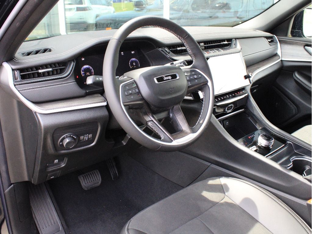 2026 Jeep Grand Cherokee Laredo Altitude