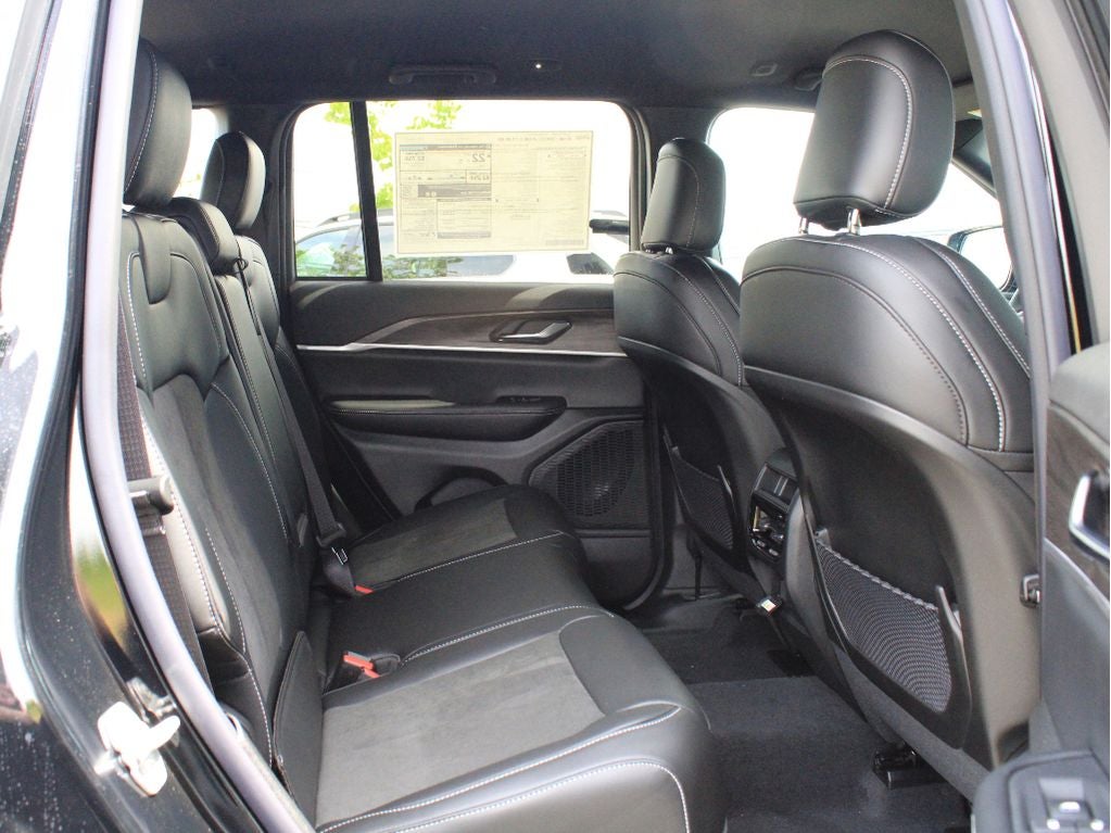 2026 Jeep Grand Cherokee Laredo Altitude