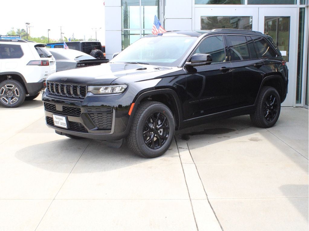 2026 Jeep Grand Cherokee Laredo Altitude