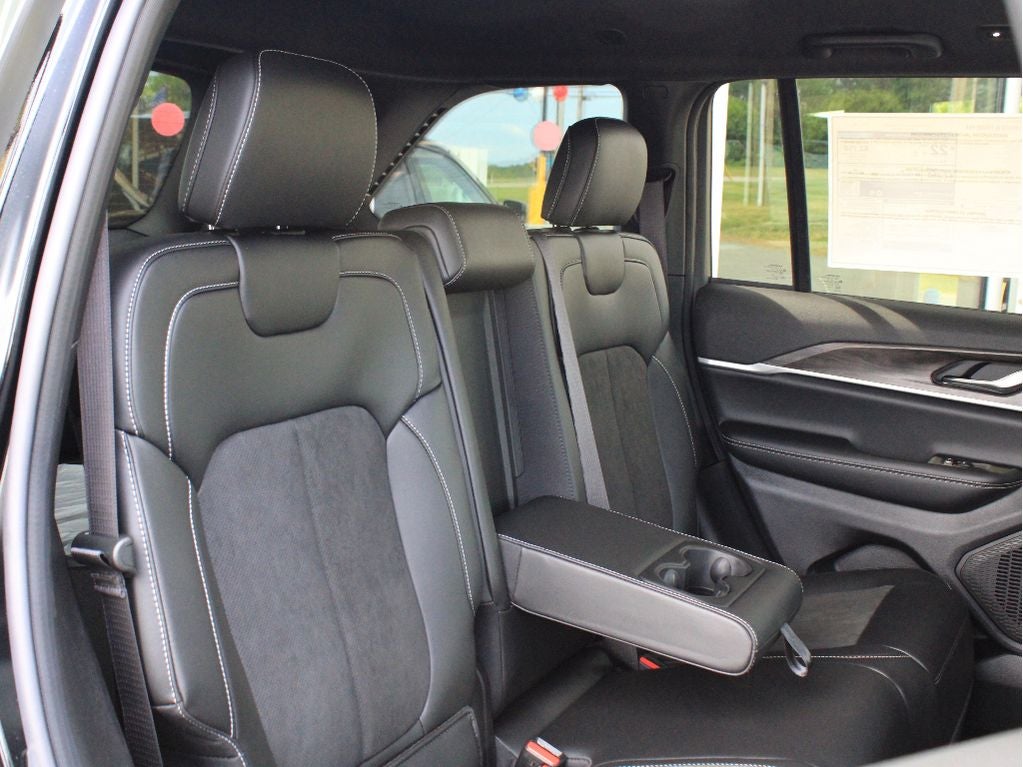 2026 Jeep Grand Cherokee Laredo Altitude