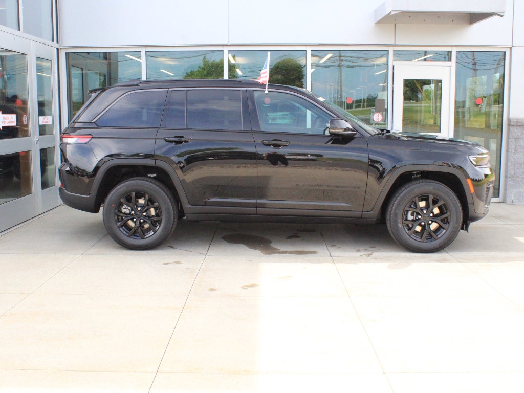 2026 Jeep Grand Cherokee Laredo Altitude