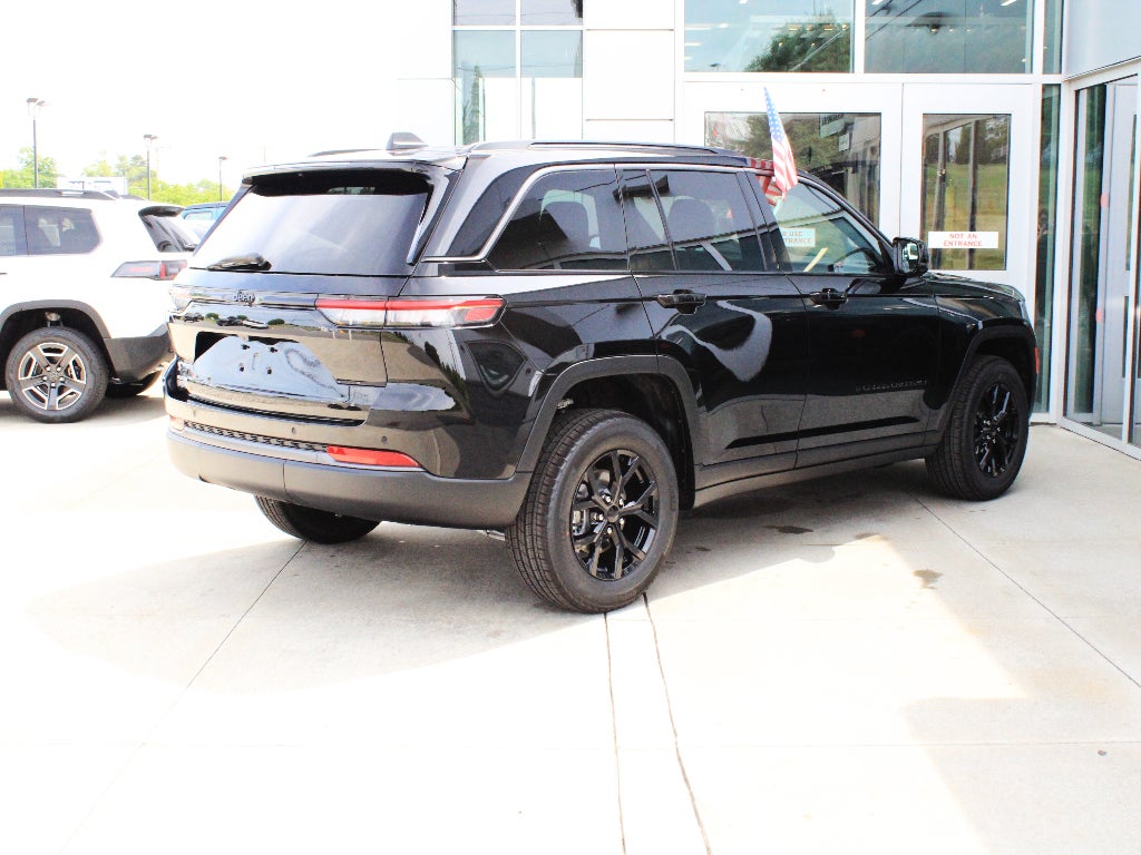 2026 Jeep Grand Cherokee Laredo Altitude