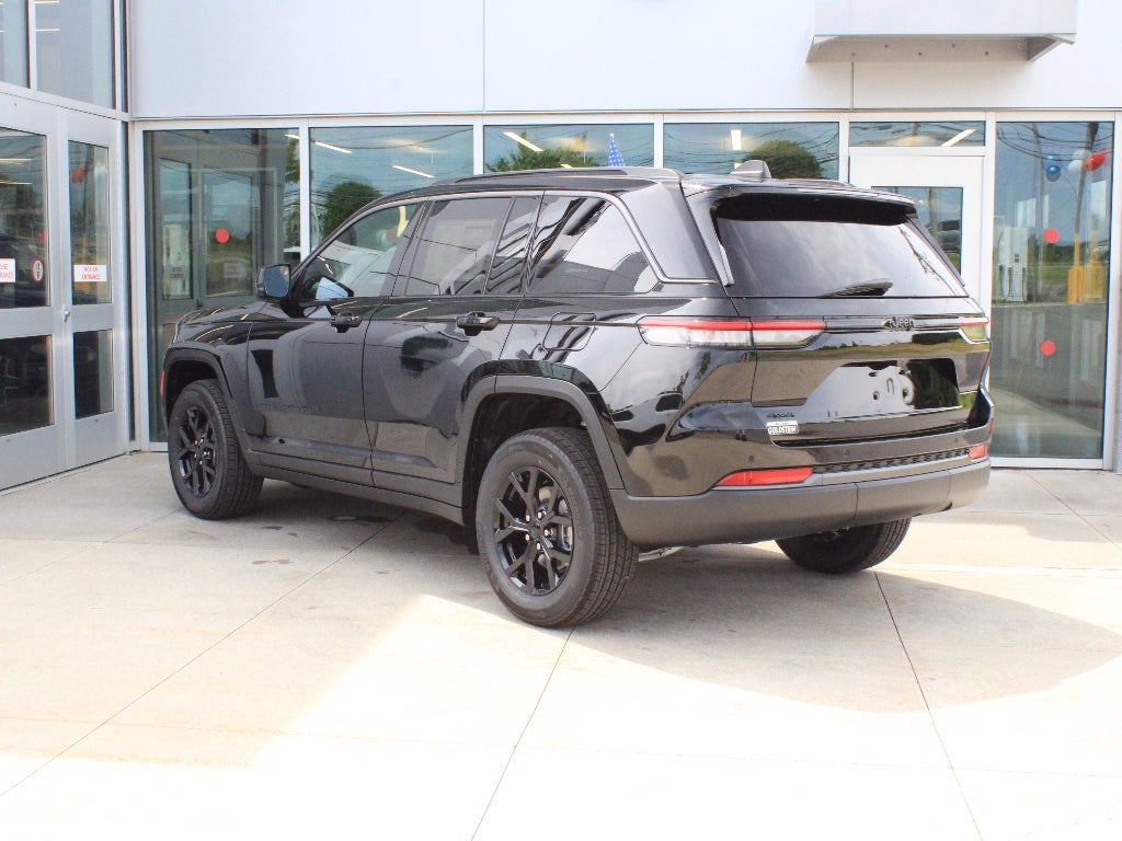 2026 Jeep Grand Cherokee Laredo Altitude