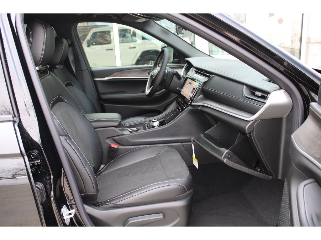 2026 Jeep Grand Cherokee Laredo Altitude