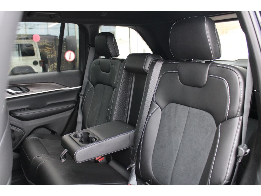 2026 Jeep Grand Cherokee Laredo Altitude