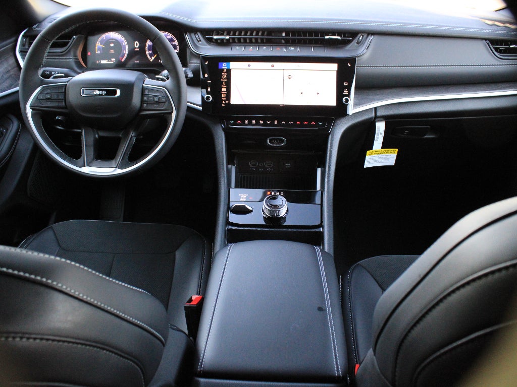 2026 Jeep Grand Cherokee Laredo Altitude
