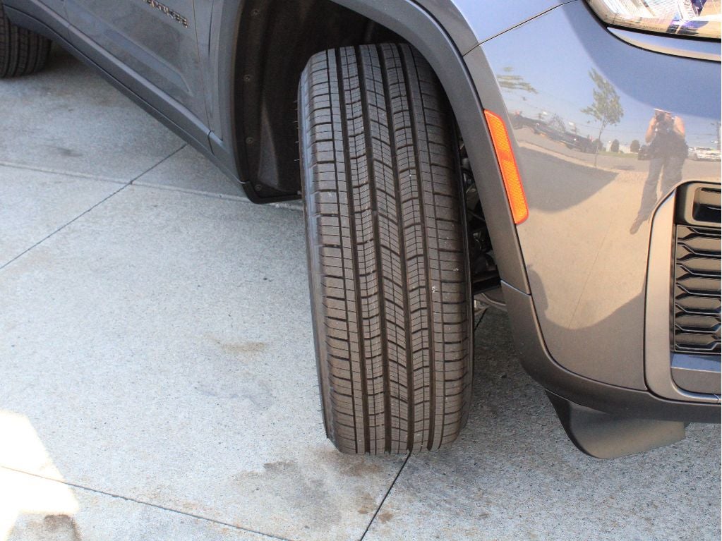 2026 Jeep Grand Cherokee Laredo Altitude
