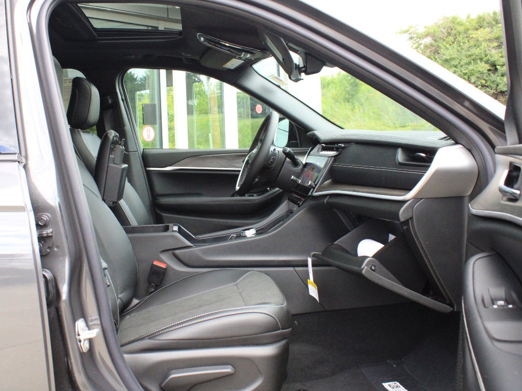 2026 Jeep Grand Cherokee Laredo Altitude