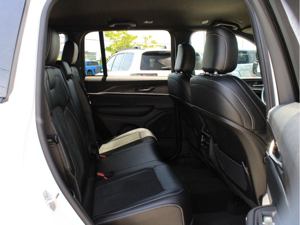 2026 Jeep Grand Cherokee Laredo Altitude