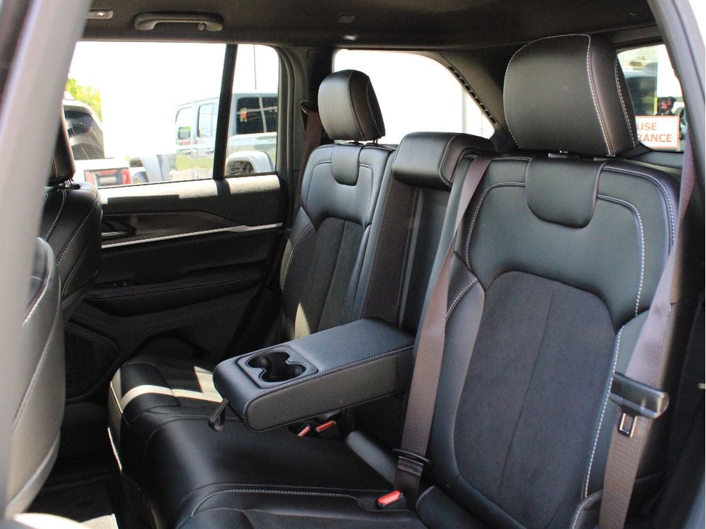 2026 Jeep Grand Cherokee Laredo Altitude