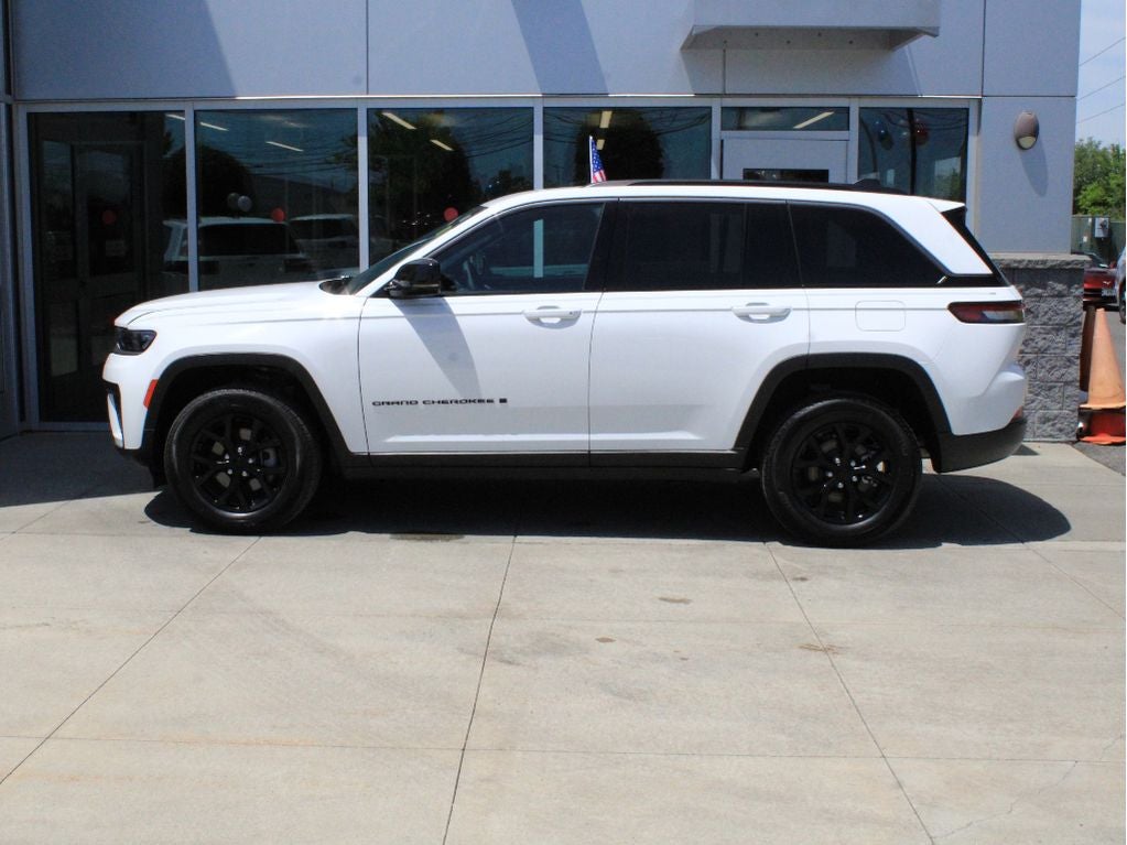 2026 Jeep Grand Cherokee Laredo Altitude