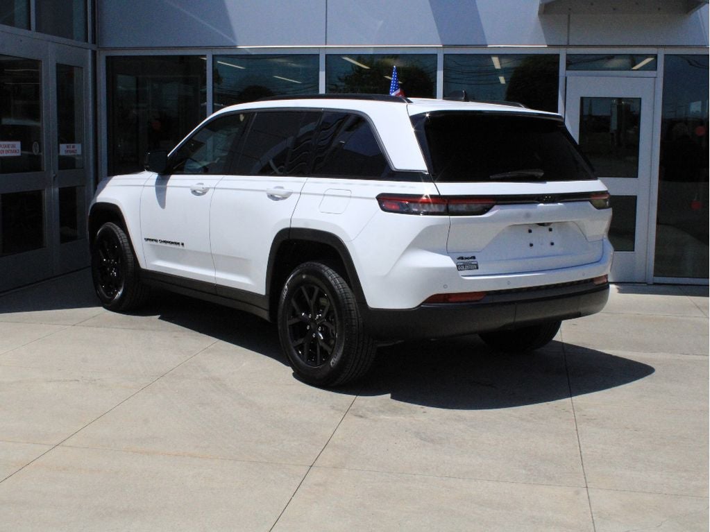 2026 Jeep Grand Cherokee Laredo Altitude