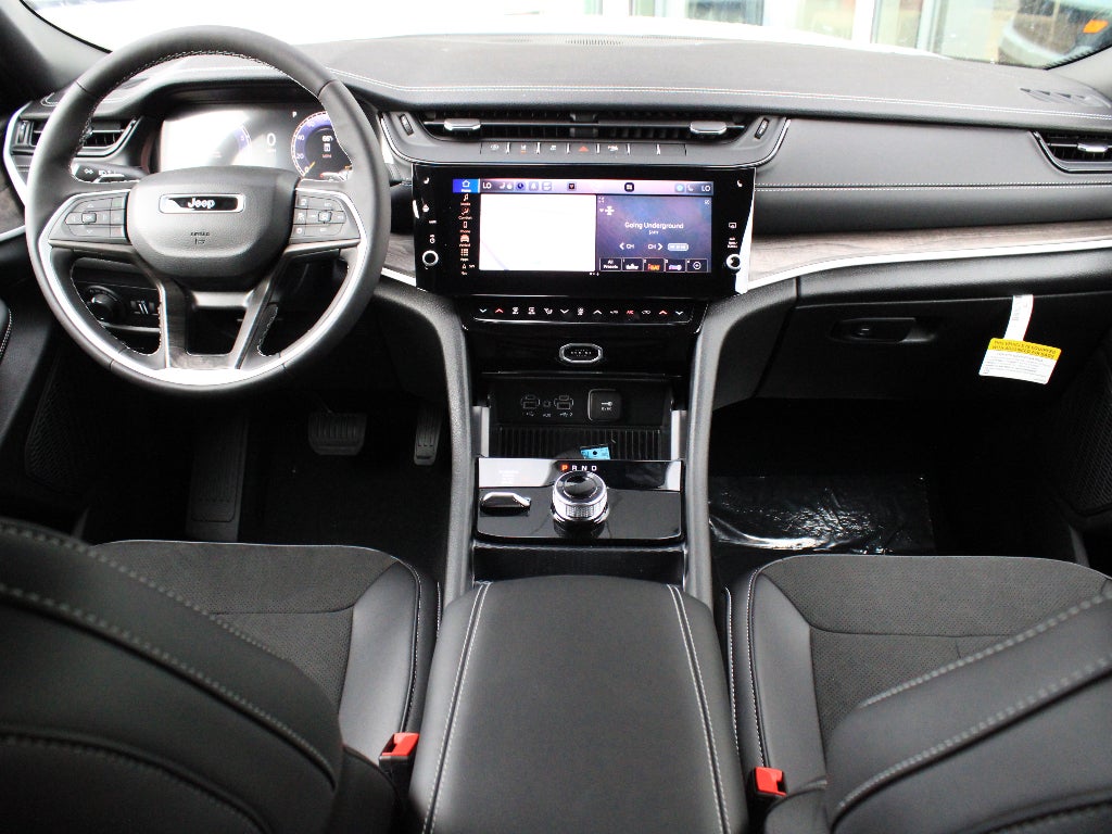 2026 Jeep Grand Cherokee Laredo Altitude