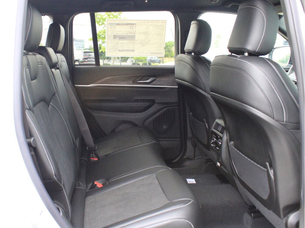 2026 Jeep Grand Cherokee Laredo Altitude