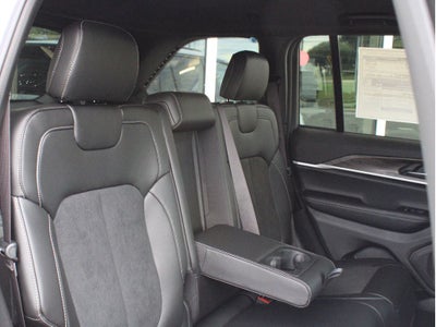 2026 Jeep Grand Cherokee Laredo Altitude
