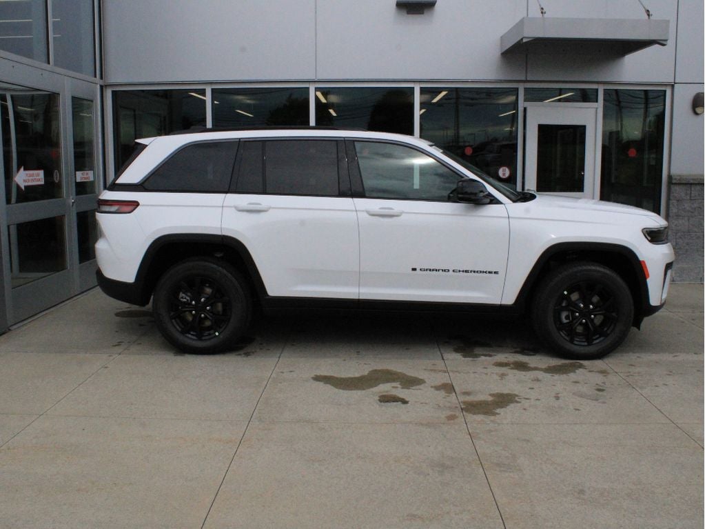 2026 Jeep Grand Cherokee Laredo Altitude