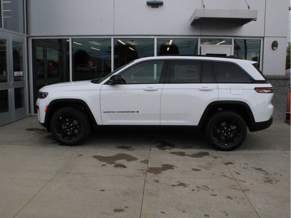2026 Jeep Grand Cherokee Laredo Altitude