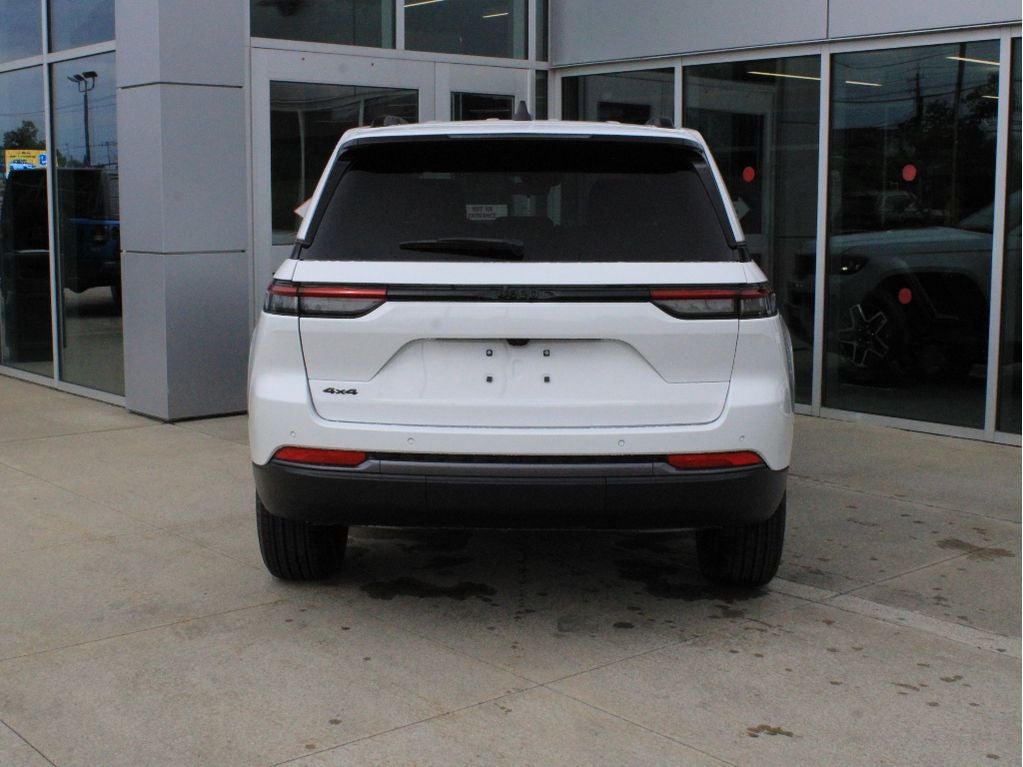 2026 Jeep Grand Cherokee Laredo Altitude