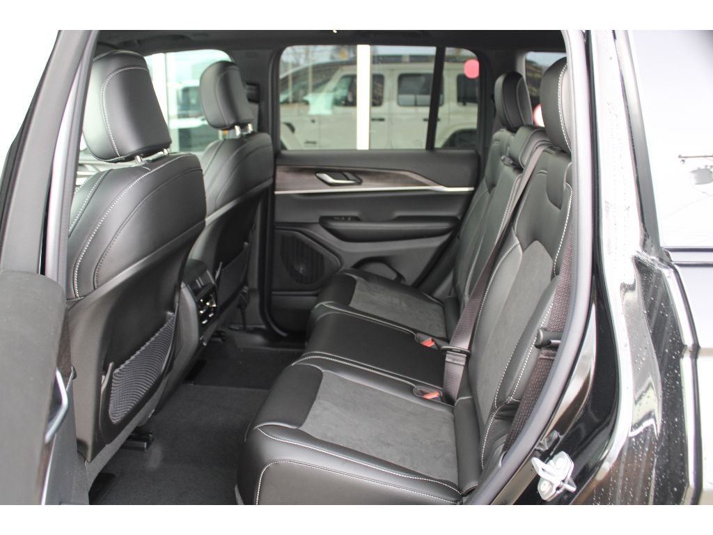 2026 Jeep Grand Cherokee Laredo Altitude