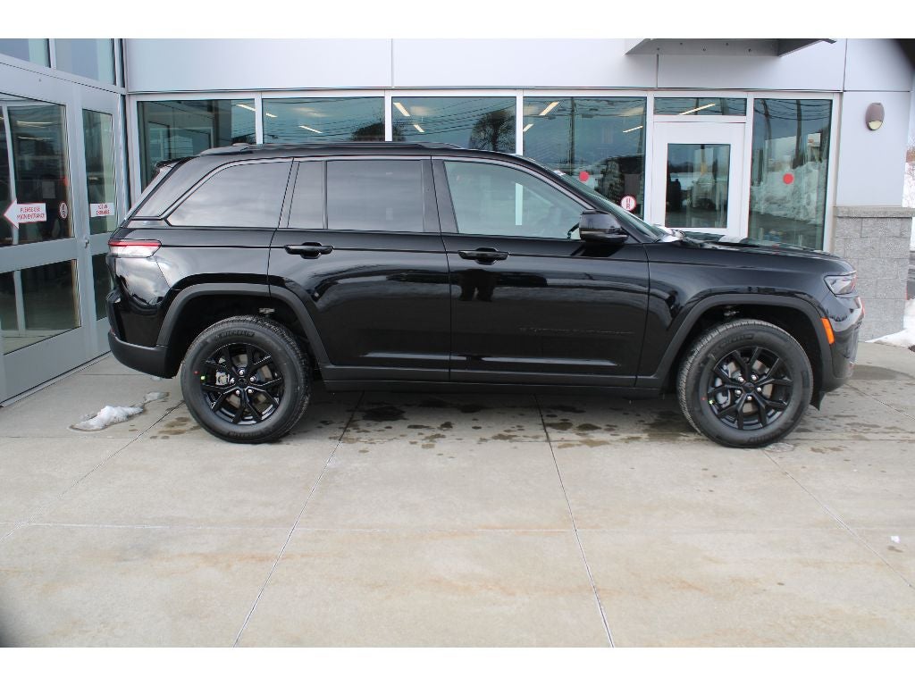 2026 Jeep Grand Cherokee Laredo Altitude