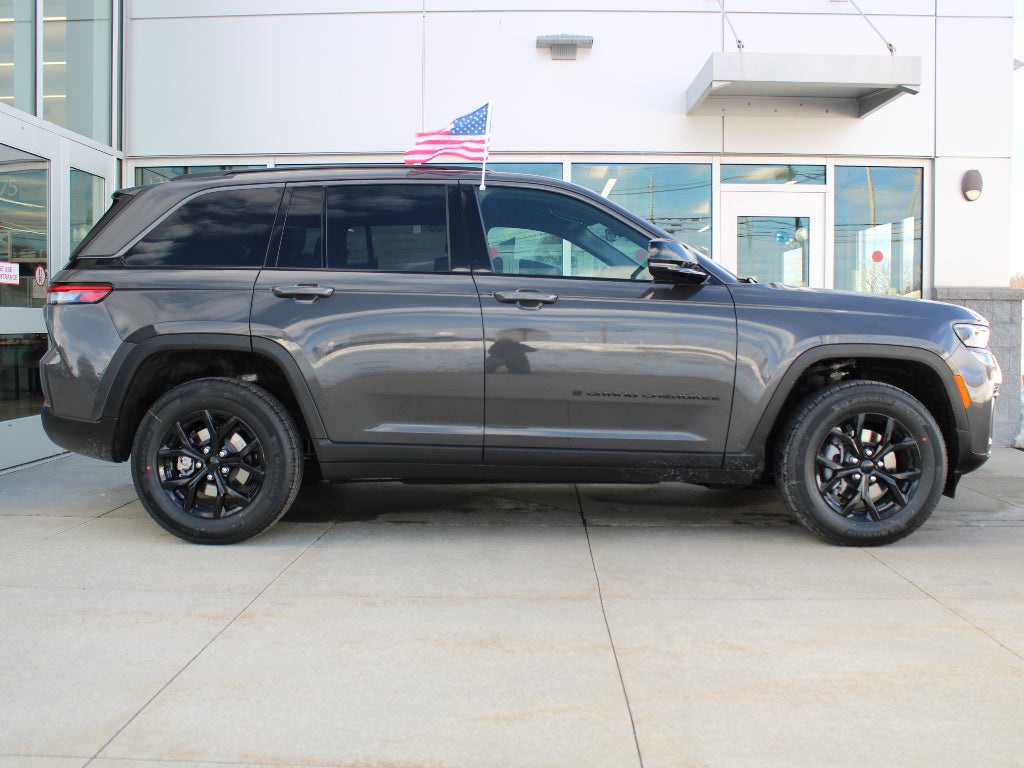 2026 Jeep Grand Cherokee Laredo Altitude
