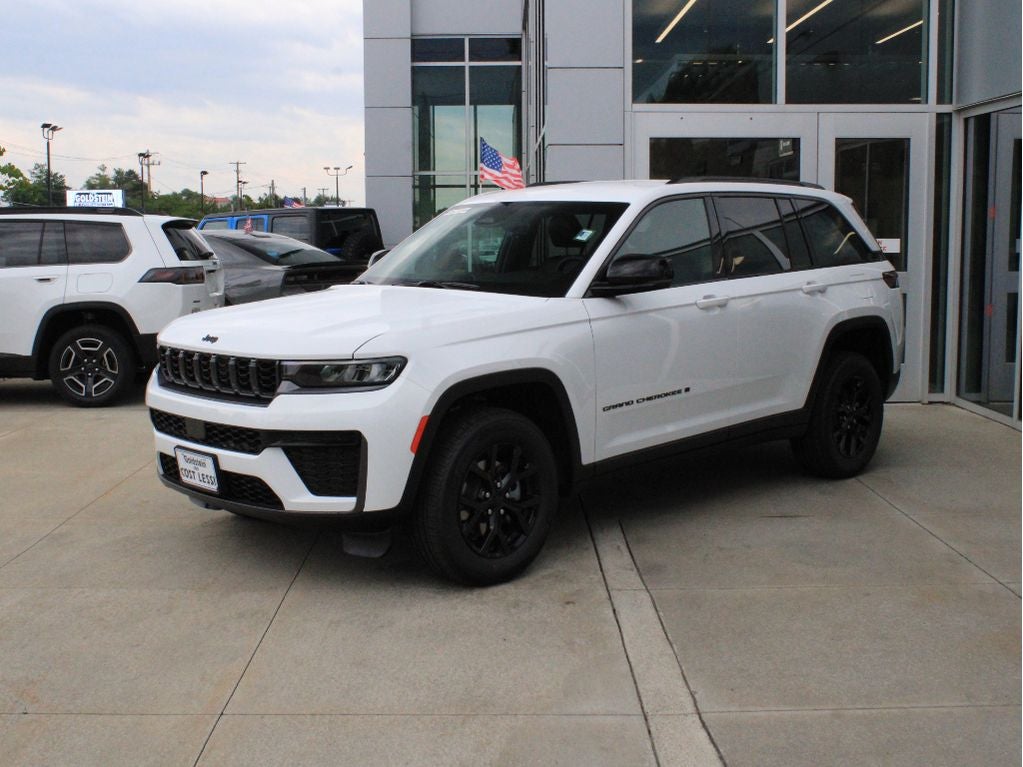 2026 Jeep Grand Cherokee Laredo Altitude