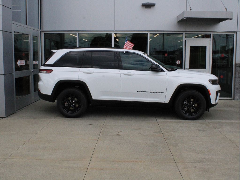 2026 Jeep Grand Cherokee Laredo Altitude