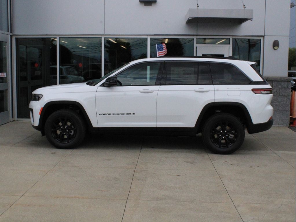 2026 Jeep Grand Cherokee Laredo Altitude