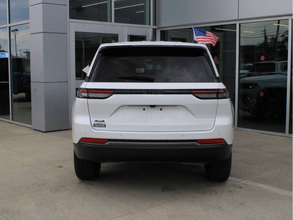 2026 Jeep Grand Cherokee Laredo Altitude