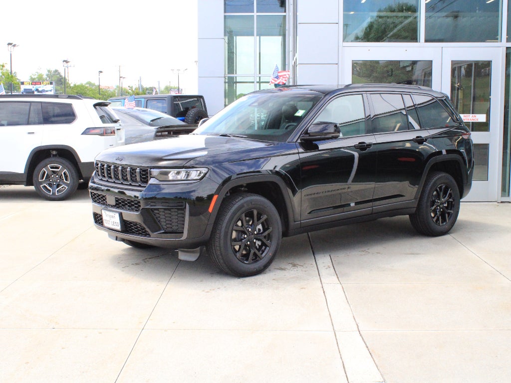 2026 Jeep Grand Cherokee Laredo Altitude