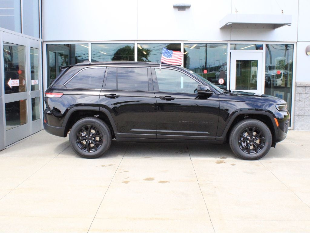 2026 Jeep Grand Cherokee Laredo Altitude