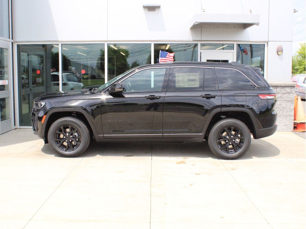 2026 Jeep Grand Cherokee Laredo Altitude