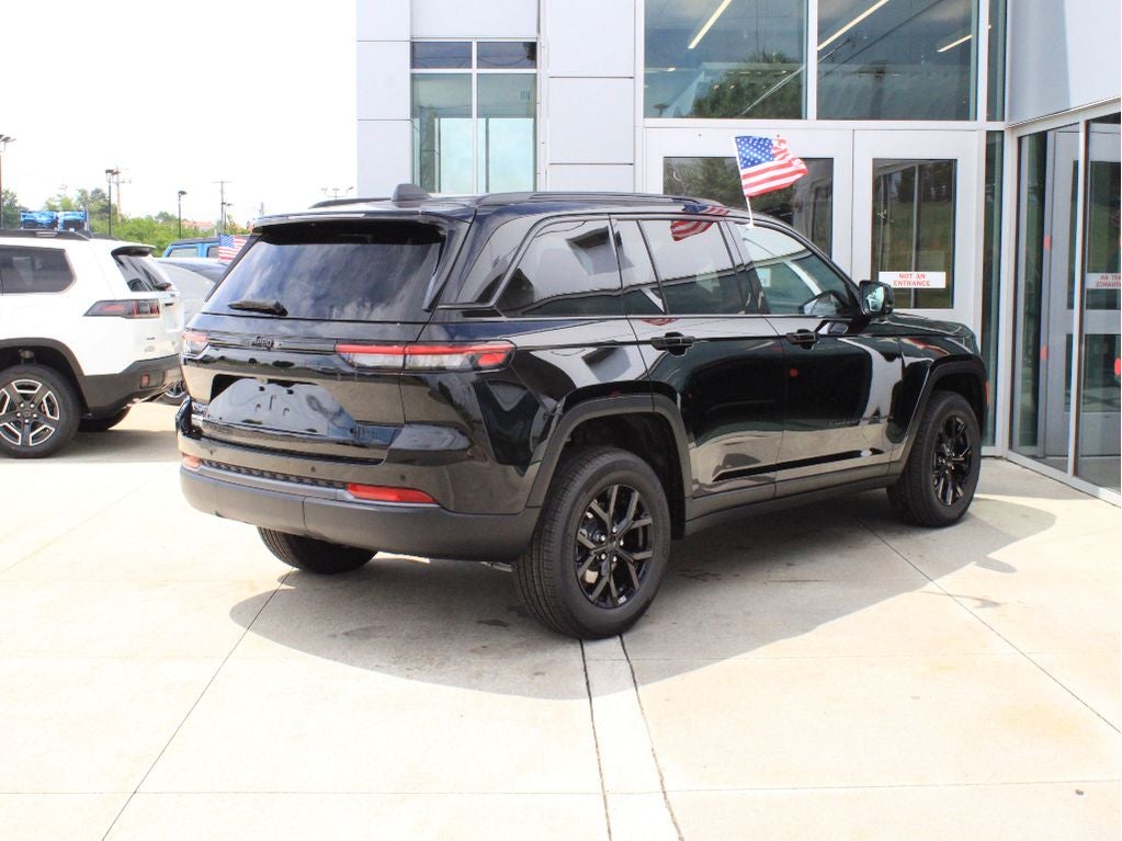 2026 Jeep Grand Cherokee Laredo Altitude