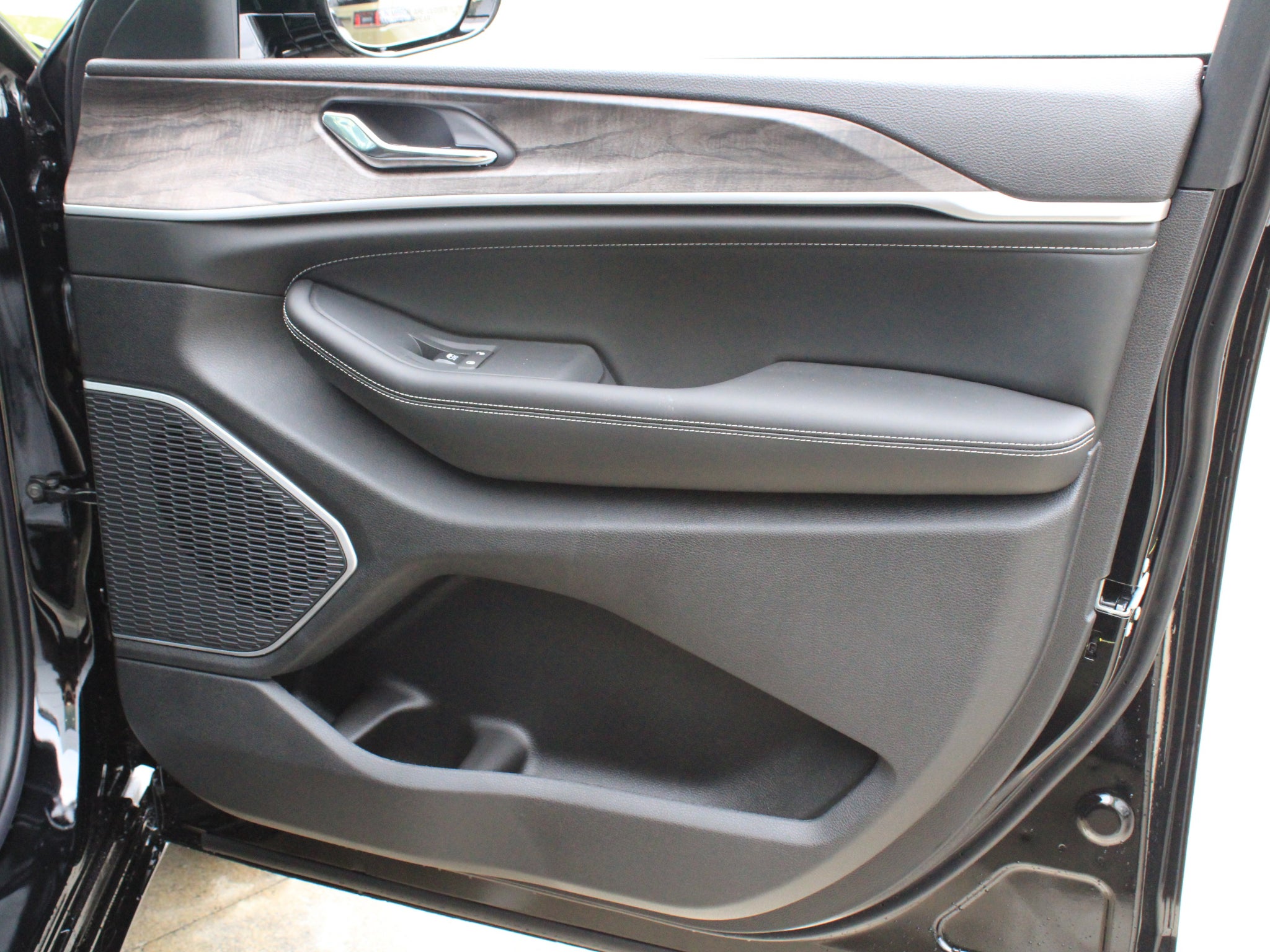 2027 Jeep Grand Cherokee Limited Reserve