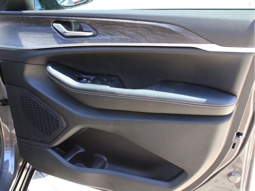 2026 Jeep Grand Cherokee L Laredo Altitude