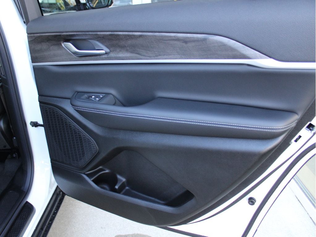 2026 Jeep Grand Cherokee L Laredo Altitude