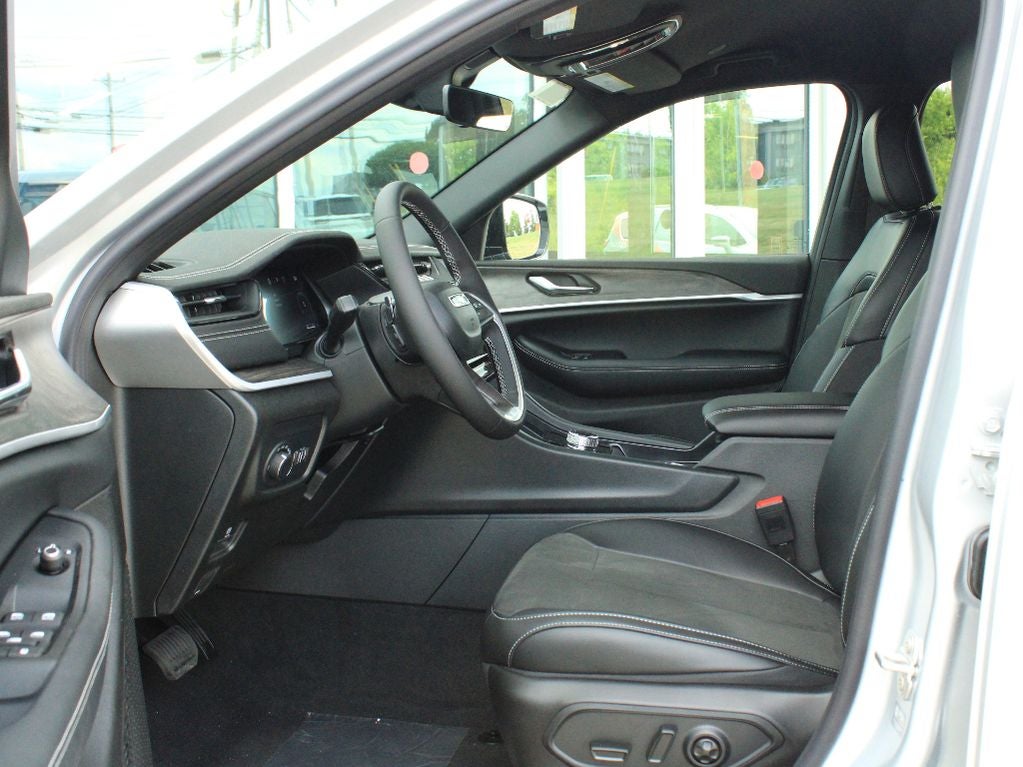 2026 Jeep Grand Cherokee L Laredo Altitude