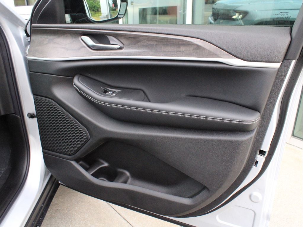 2026 Jeep Grand Cherokee L Laredo Altitude