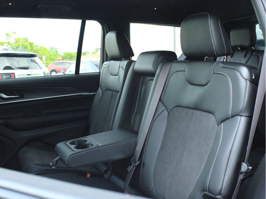 2026 Jeep Grand Cherokee L Laredo Altitude