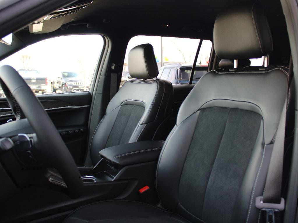 2026 Jeep Grand Cherokee L Laredo Altitude