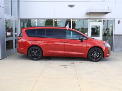 2027 Chrysler Pacifica Select